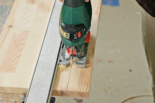 Stiksav med føringsskinne: Spænd føringsskinnen fast med tvinger Stiksav med føringsskinne: Spænd føringsskinnen fast med tvinger